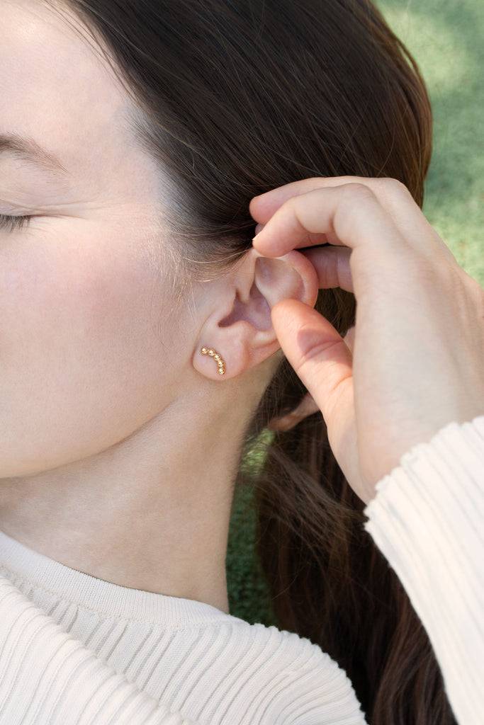 JUKSEREI BONBON EAR STUDS Kostenloser Versand international