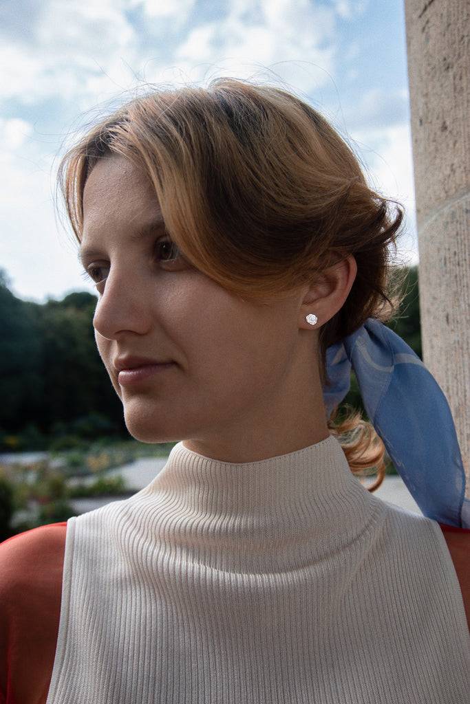 JUKSEREI ROSE EAR STUDS Günstiger Verkauf