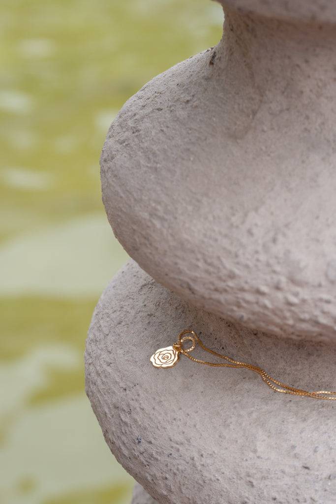 JUKSEREI ROSE NECKLACE Sonderangebot