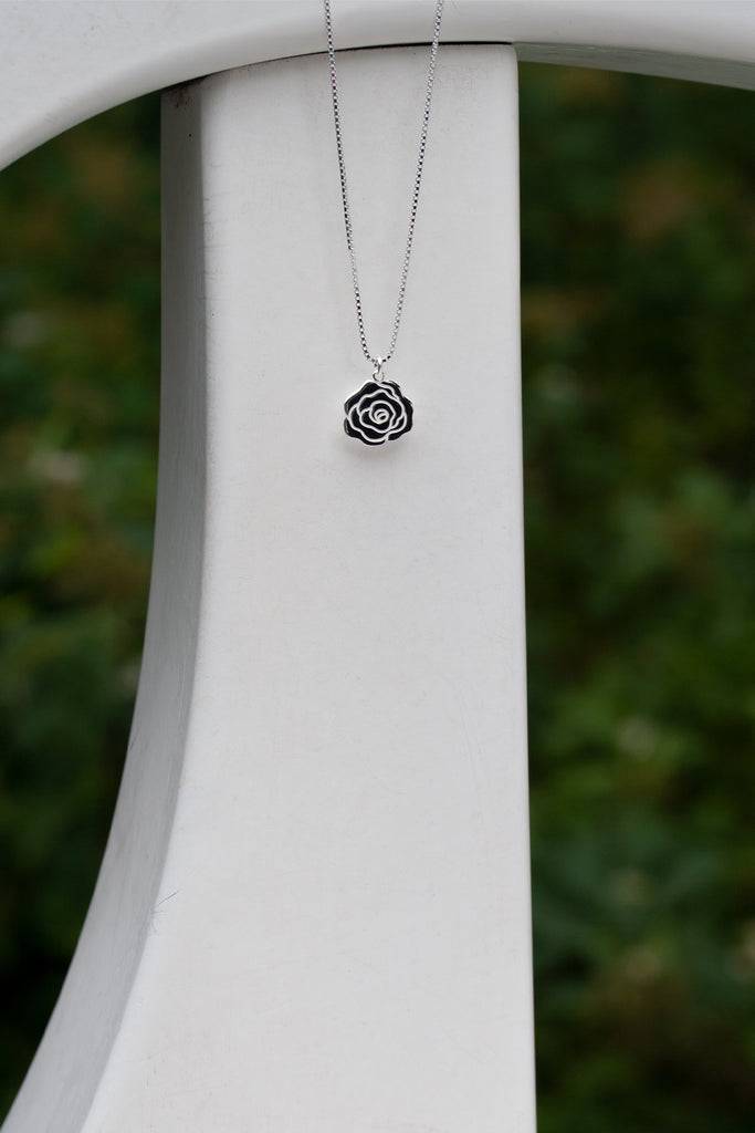 JUKSEREI ROSE NECKLACE Sonderangebot
