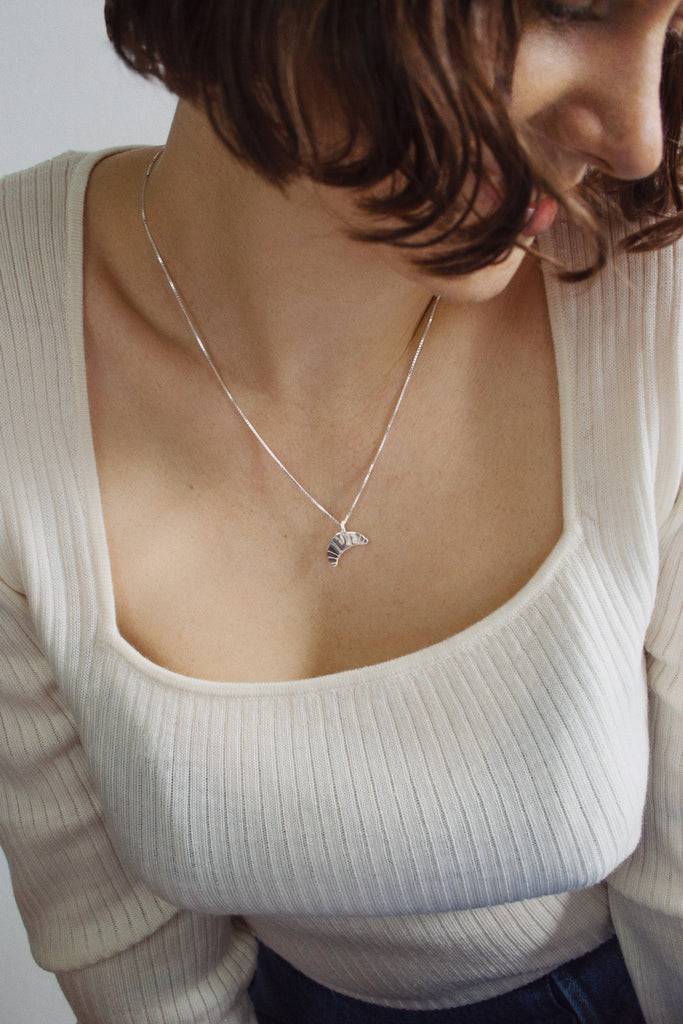 JUKSEREI CROISSANT NECKLACE Verkauf