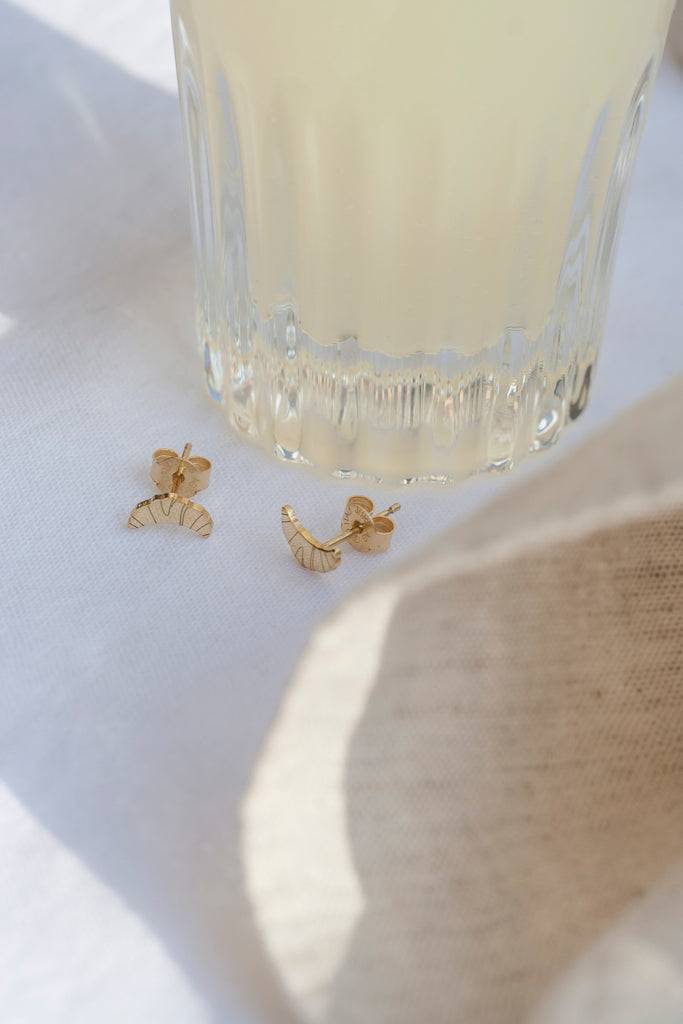 JUKSEREI CROISSANT EAR STUDS Preisnachlass
