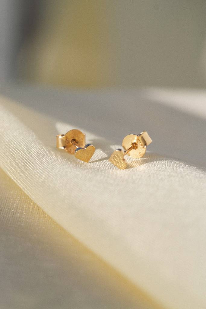 JUKSEREI AMORE EAR STUDS Fabrikladen