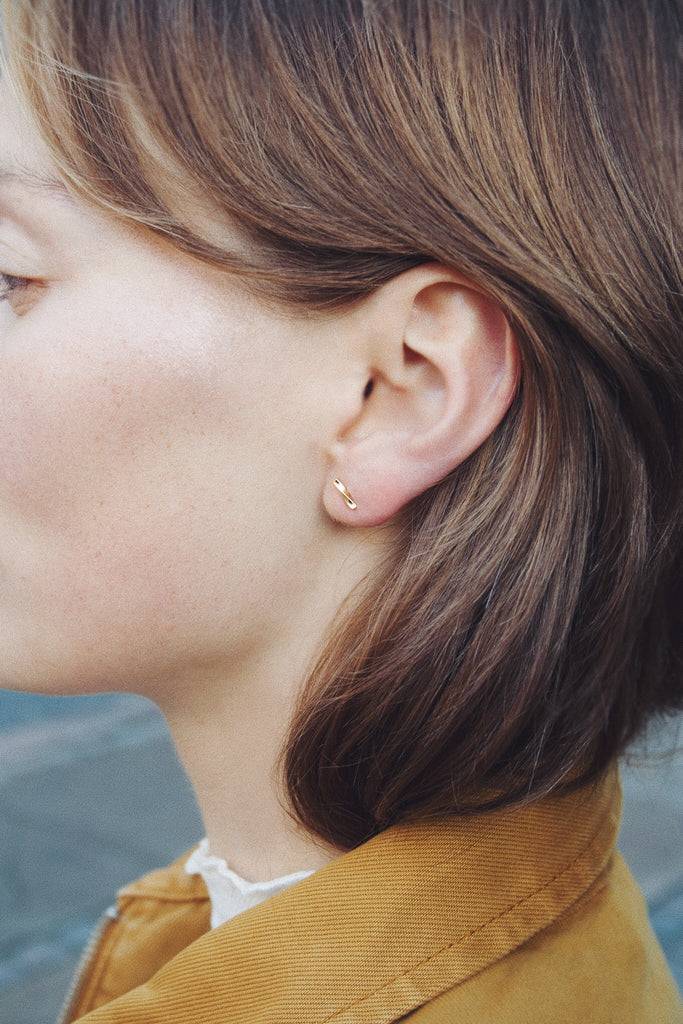 JUKSEREI EMBER EAR STUDS Saisonale Angebote