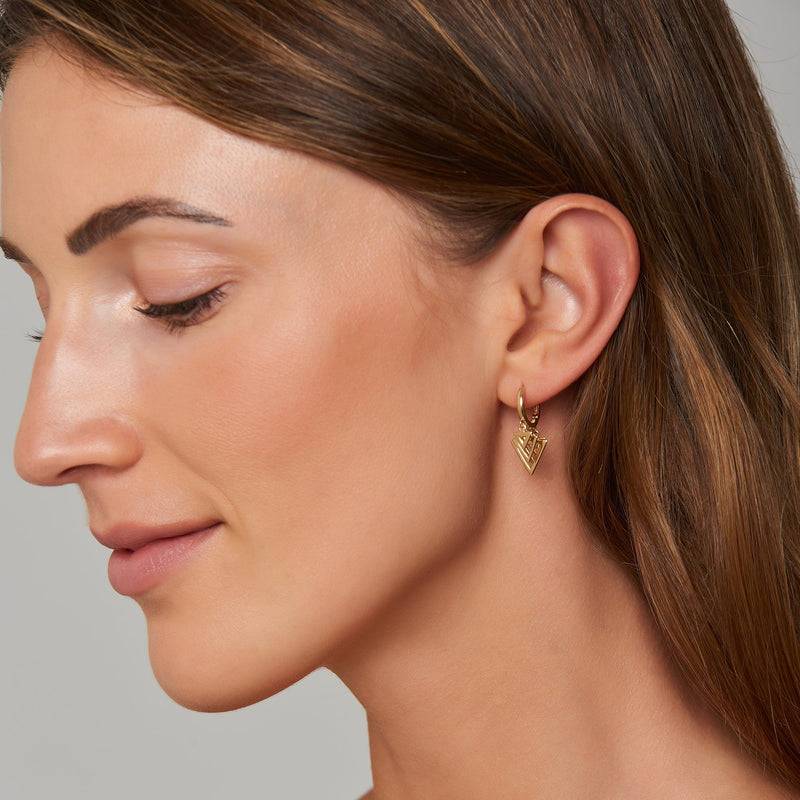Mosuo Jewellery Dreieck Charm Creolen Rabatte dieses Monats