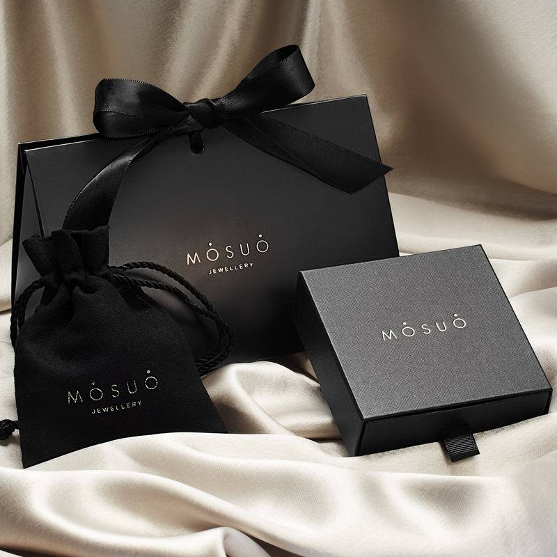 Mosuo Jewellery Diamant Buchstaben Halskette “E” - Vermeil im Angebot
