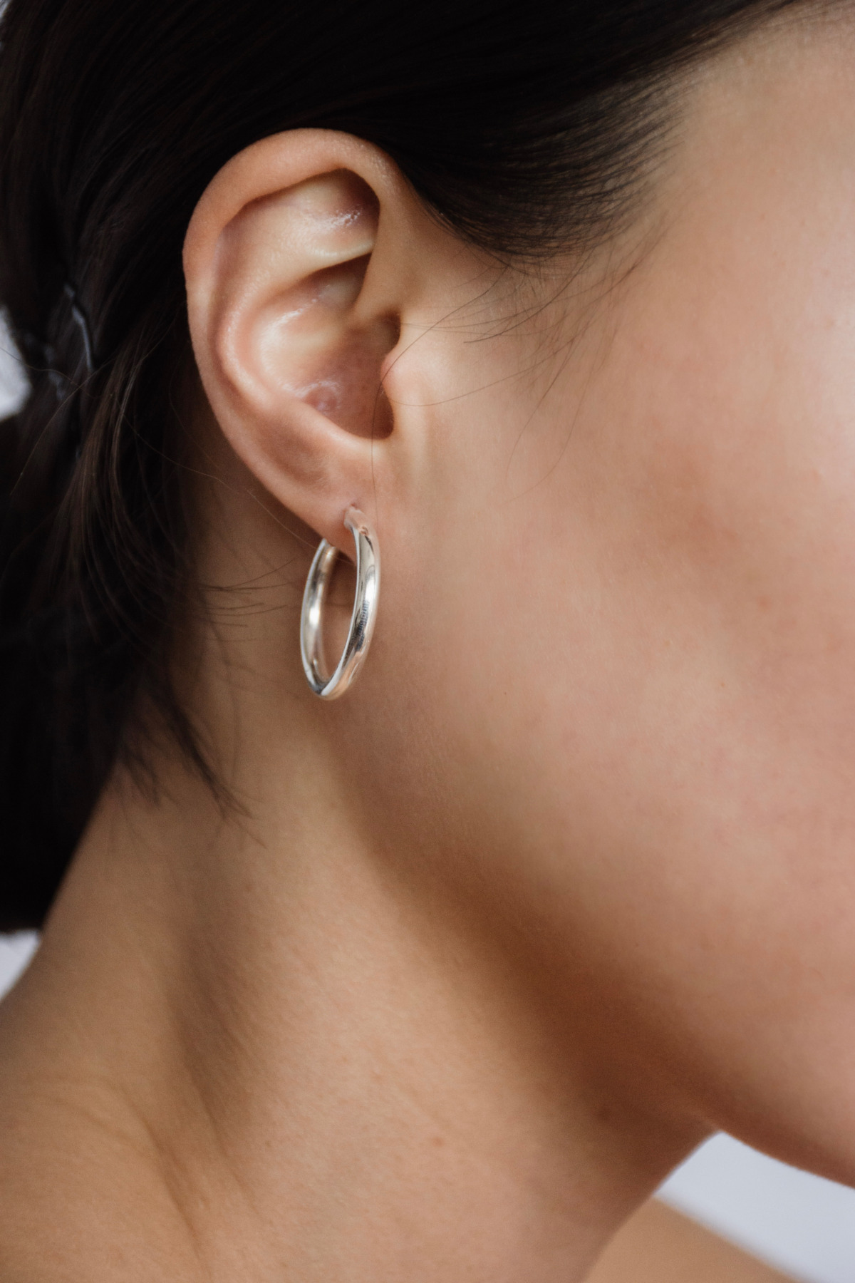 Nina Kastens Essential White Gold Hoops Räumungsverkauf