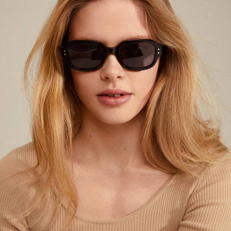 Pilgrim NELLA Recycelte Sonnenbrille Schwarz/Gold Bis zu 65% Rabatt