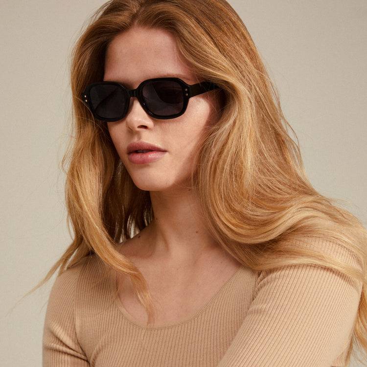 Pilgrim NELLA Recycelte Sonnenbrille Schwarz/Gold Bis zu 65% Rabatt
