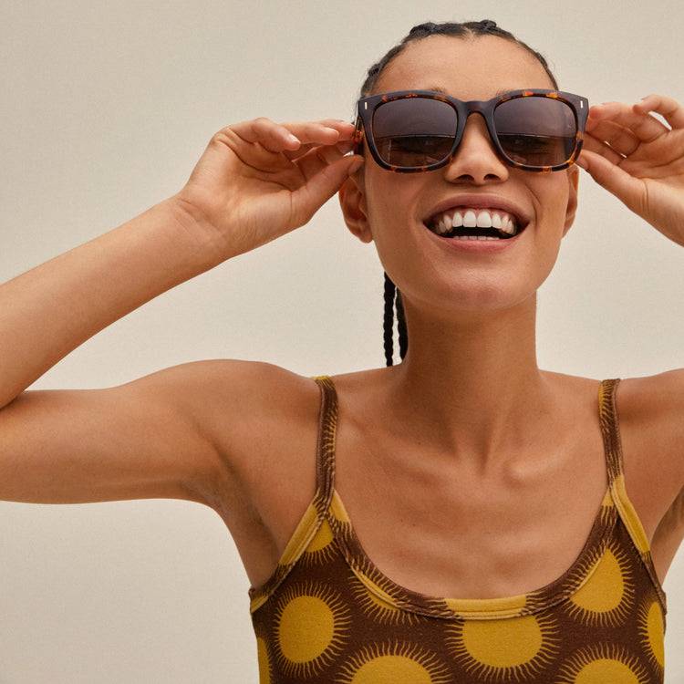 Pilgrim KATYA Recycelte Sonnenbrille Schildpatt-Braun/Gold Sonderangebot der Fabrik