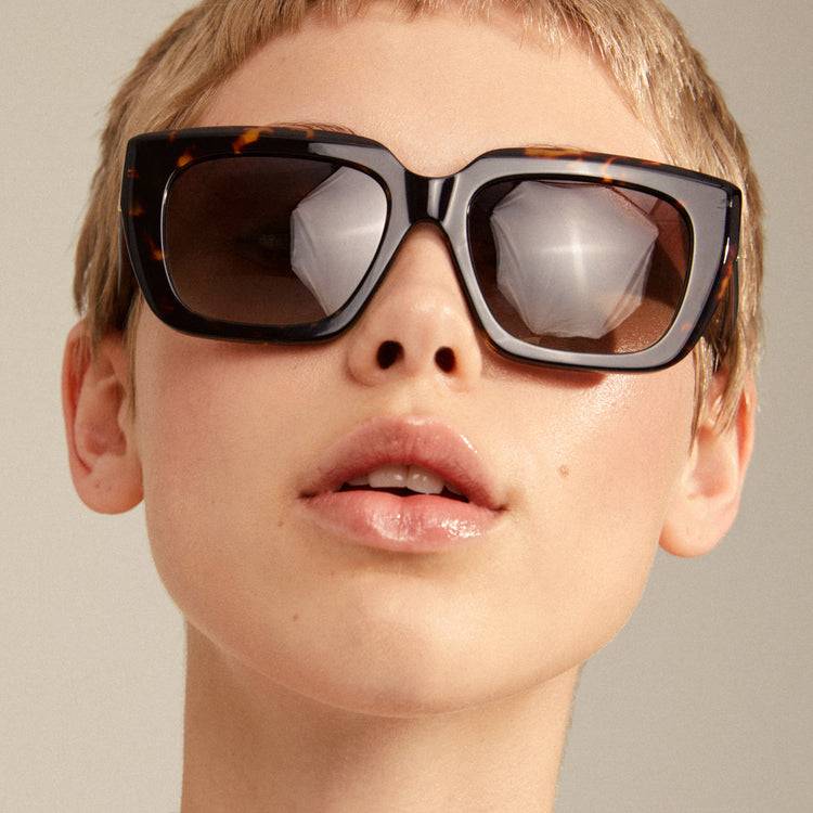 Pilgrim JOGLI Recycelte Sonnenbrille Schildpatt-Braun/Gold Vierteljährliche Förderung