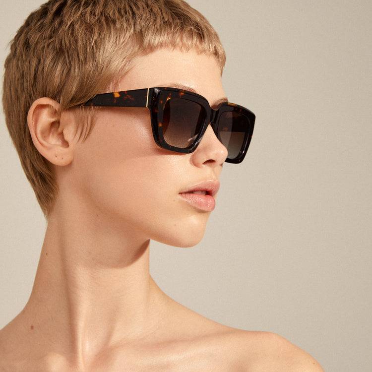 Pilgrim JOGLI Recycelte Sonnenbrille Schildpatt-Braun/Gold Vierteljährliche Förderung