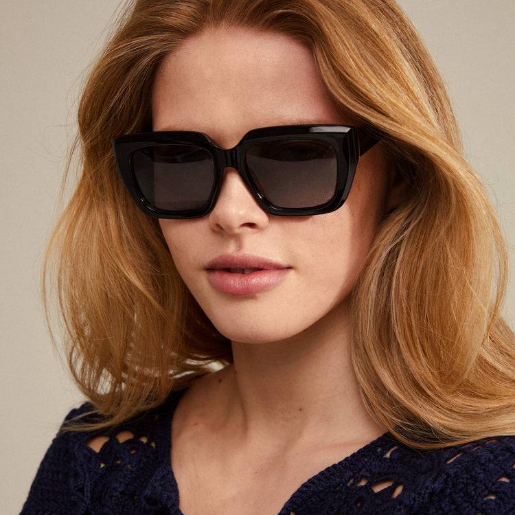 Pilgrim JOGLI Recycelte Sonnenbrille Schwarz/Gold Vatertagsangebot