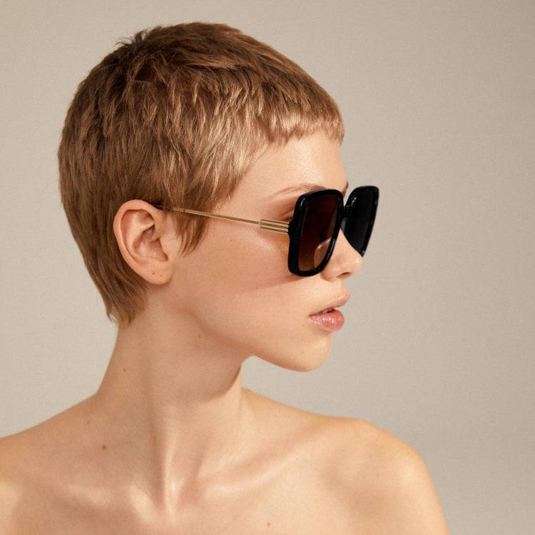 Pilgrim ALIET Sonnenbrille Schwarz/Gold Top Angebot