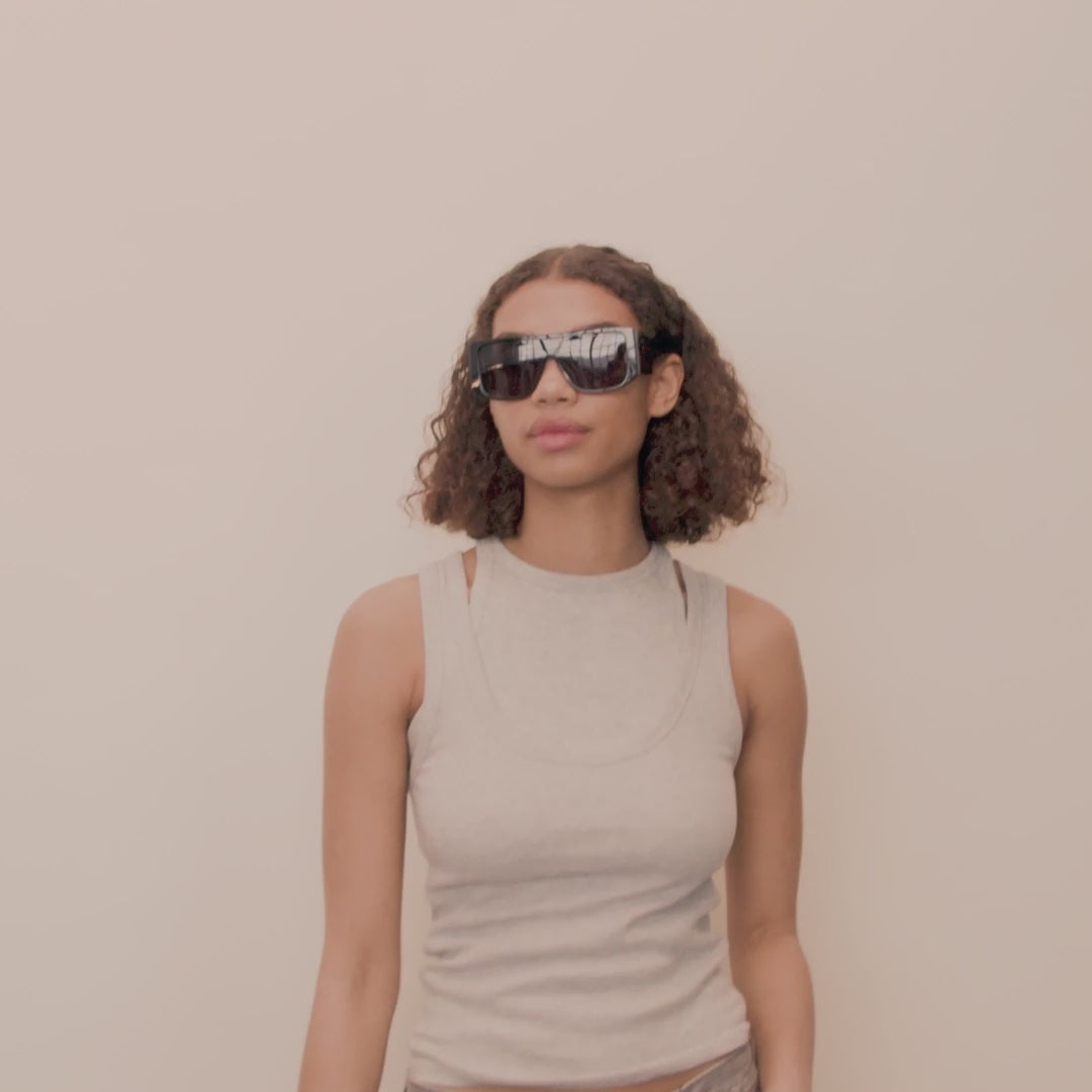 Pilgrim JOHARI Recycelte Sonnenbrille Schwarz Kauf eins, bekomm eins gratis