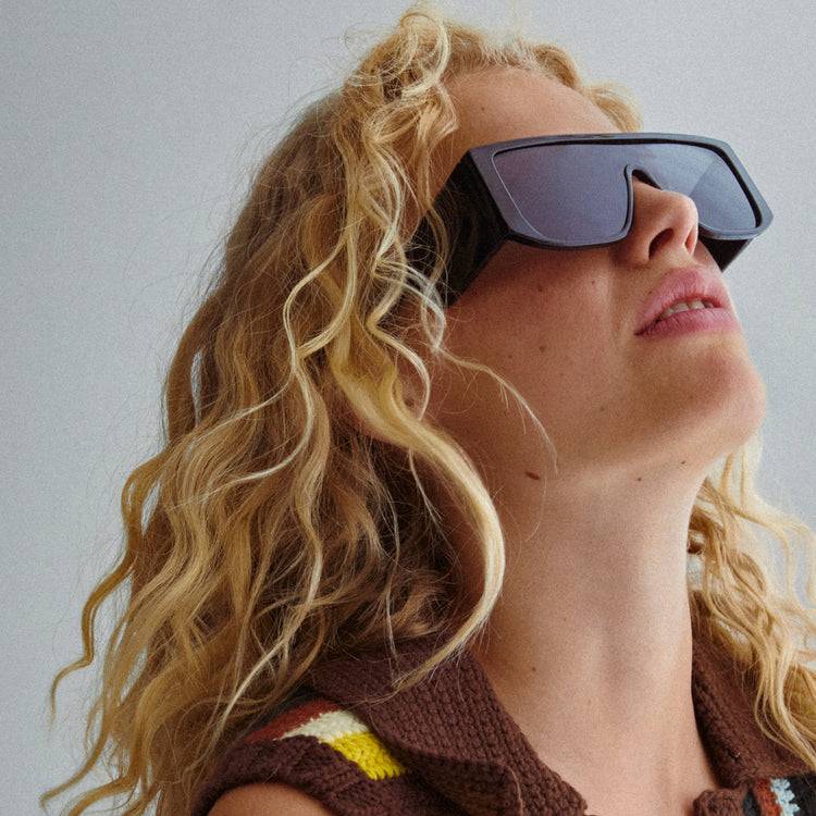 Pilgrim JOHARI Recycelte Sonnenbrille Schwarz Kauf eins, bekomm eins gratis