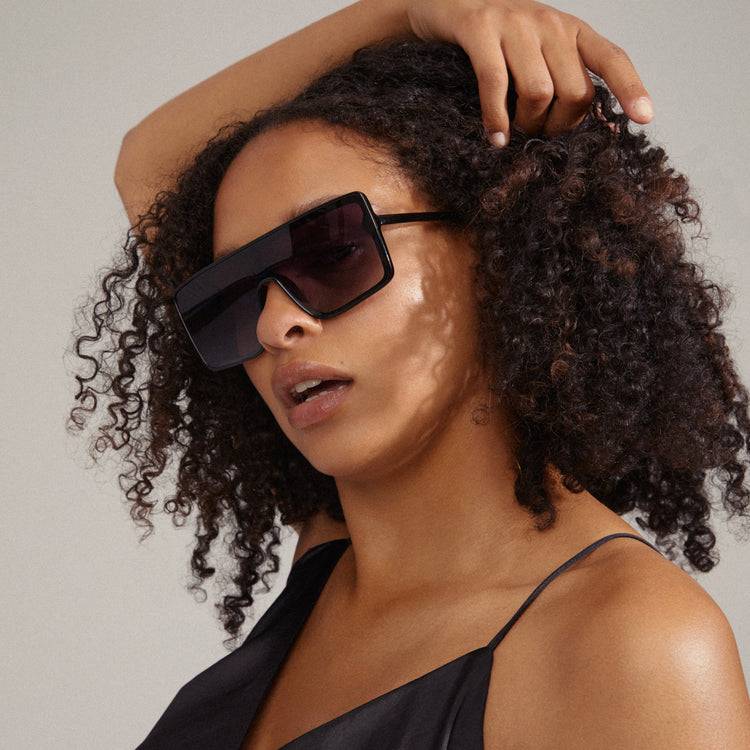 Pilgrim OCEANE eckig geformte Shield-Sonnenbrille schwarz Begrenztes Angebot