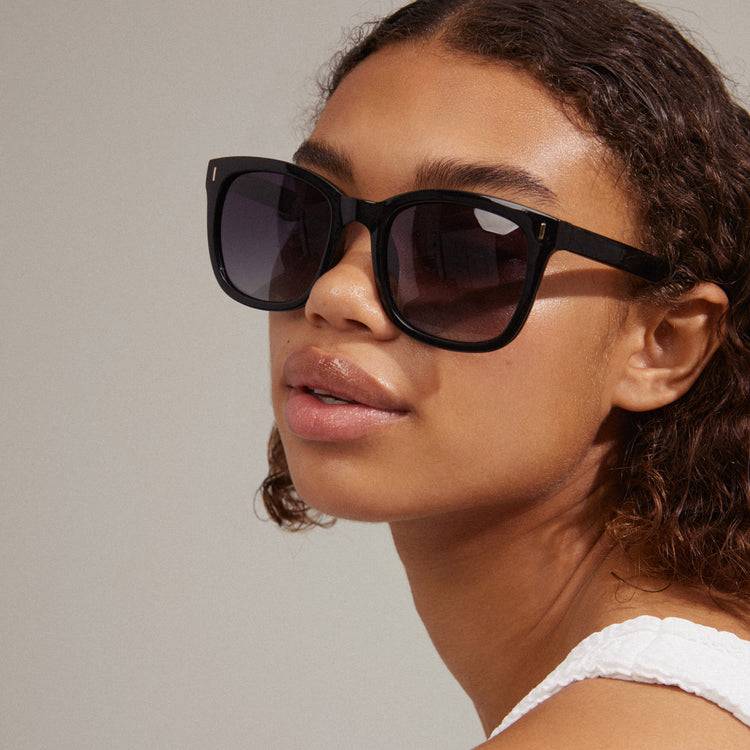 Pilgrim KATYA recycelte ikonische Retro-Sonnenbrille schwarz Cyber Monday