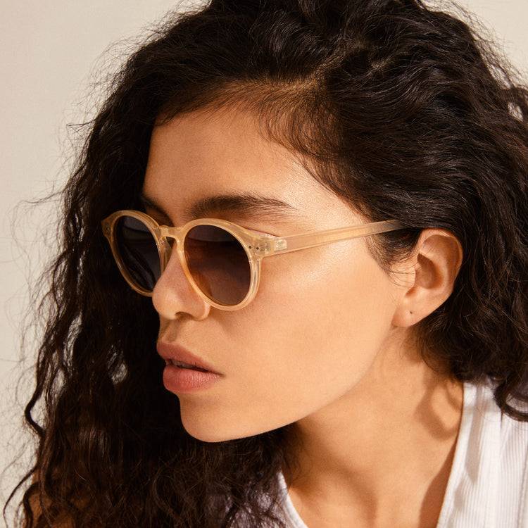 Pilgrim KYRIE klassische runde Sonnenbrille hellbeige Top Angebot