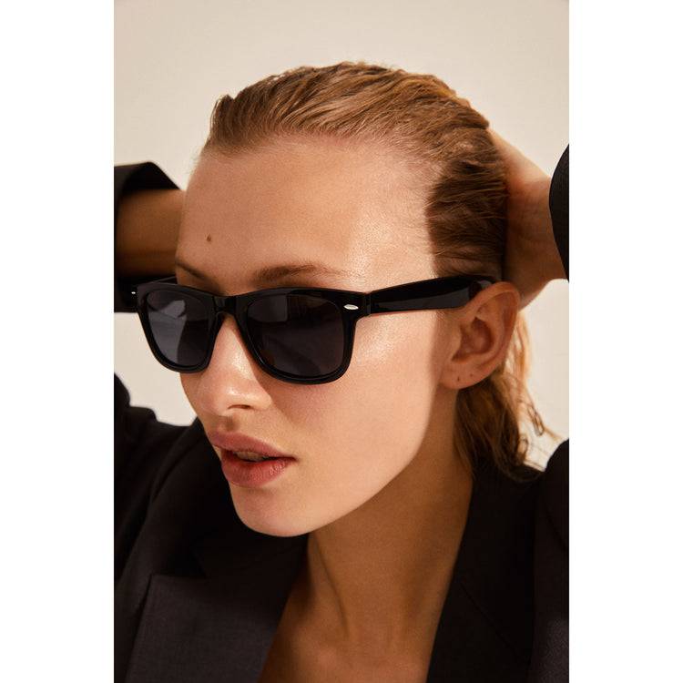 Pilgrim REESE Sonnenbrille im Retro-Stil schwarz Vierteljährliche Förderung