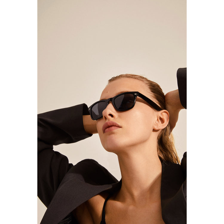 Pilgrim REESE Sonnenbrille im Retro-Stil schwarz Vierteljährliche Förderung