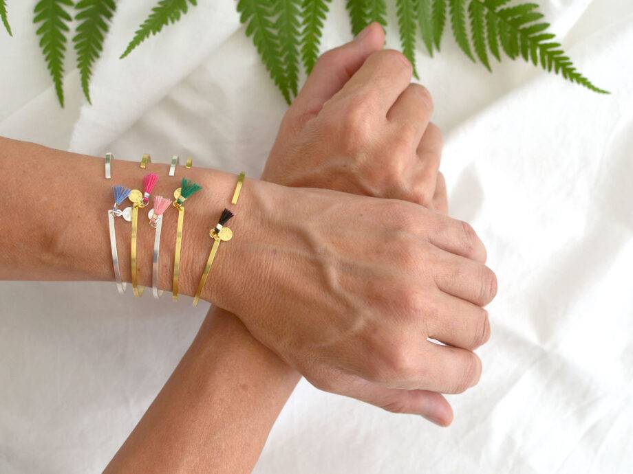 Renna Deluxe Armreif in Gold, Goldarmreif mit niedlicher Tassel im Boho-Stil zollfrei