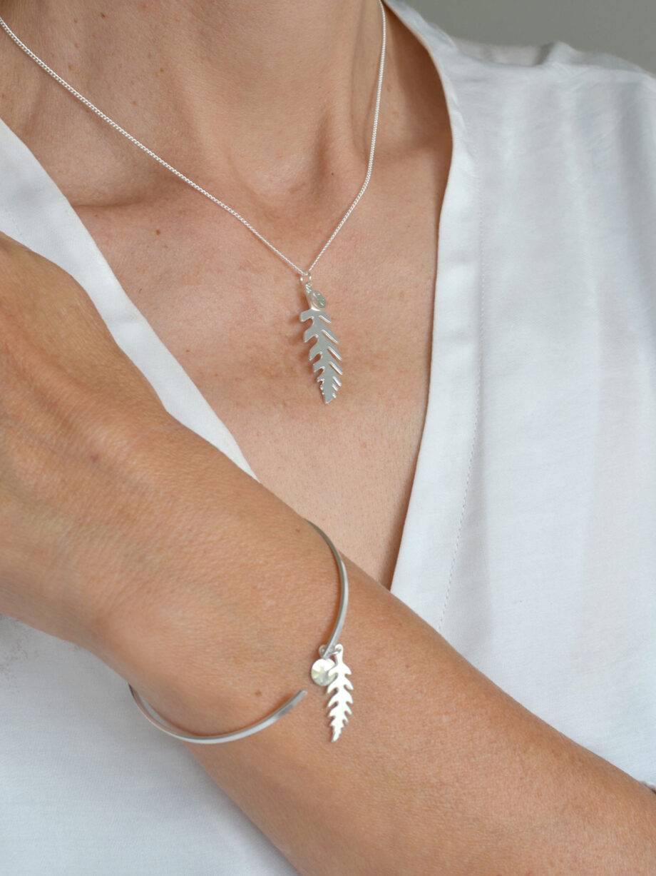 Renna Deluxe Lange Kette mit Farn Blätter in Silber im Angebot