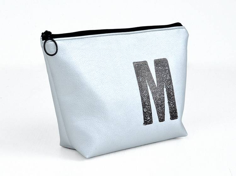 Renna Deluxe Waschtasche Metallic SILBER mit Buchstabe vegan Online Outlet