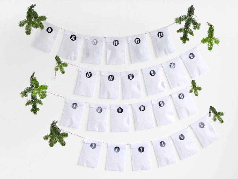 Renna Deluxe Adventskalender weiß mit schwarzen Aufklebern Neueste Stile