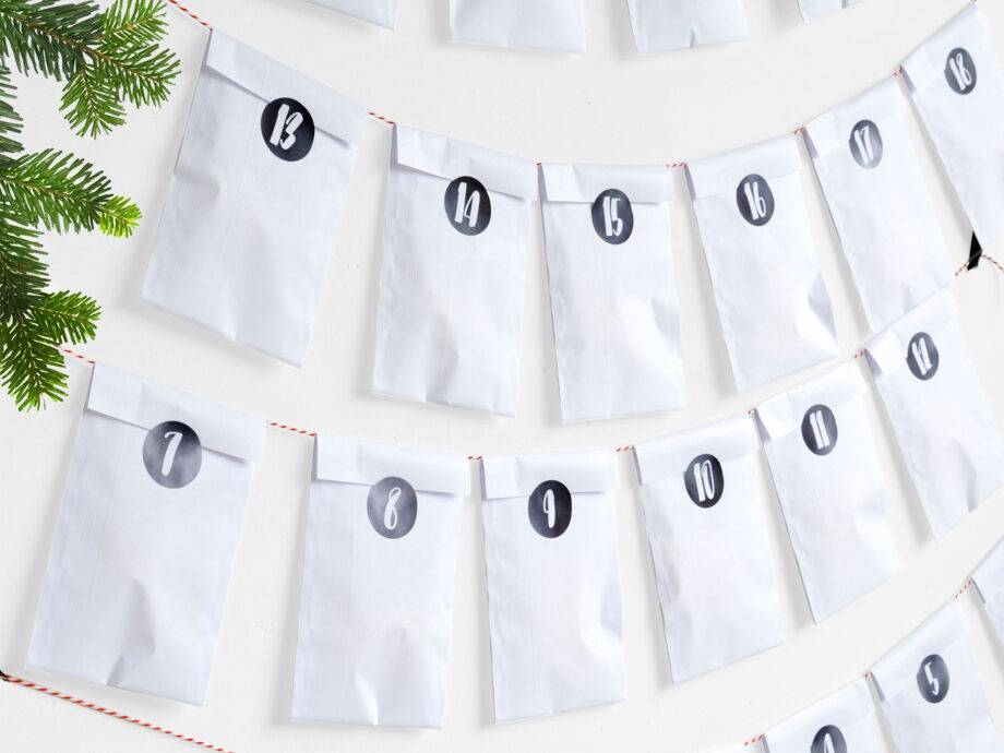 Renna Deluxe Adventskalender weiß mit schwarzen Aufklebern Neueste Stile