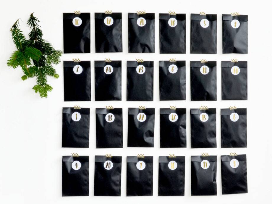 Renna Deluxe Adventskalender Gold metallic mit schwarzen Tüten im Angebot