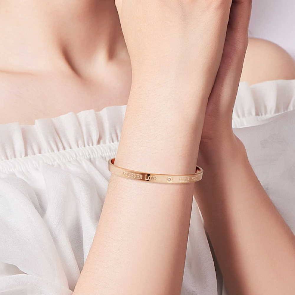 Sadingo Edelstahlarmreif mit Gravur | "Forever Love - Only You" Bis zu 50% Rabatt