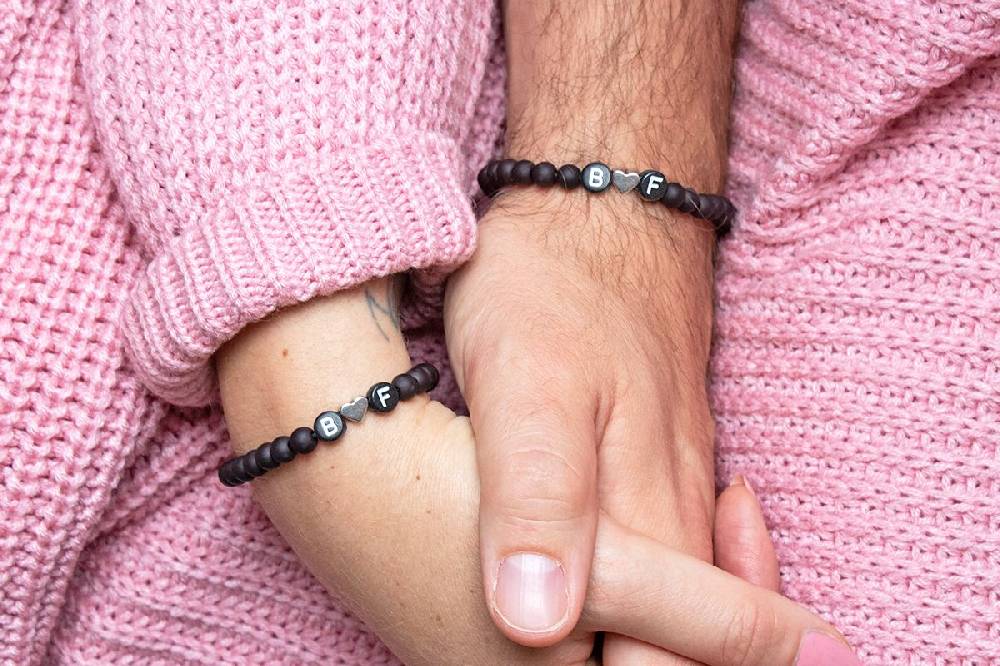 Sadingo Partnerarmband-Set aus schwarzen Acrylperlen Großer Ausverkauf