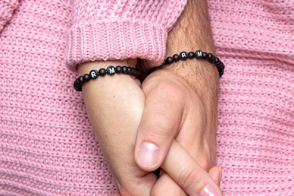 Sadingo Partnerarmband-Set aus schwarzen Acrylperlen Tägliche Deals