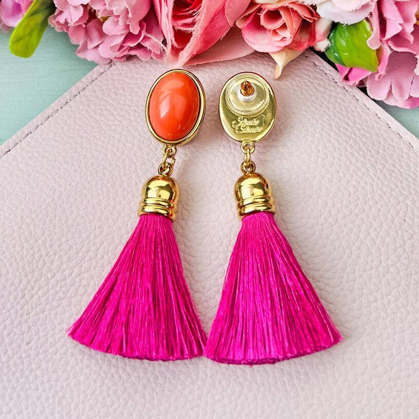 SchwesterSchwester Quasten Ohrringe als Ohrstecker in Korallenrot mit pinkfarbener Quaste von AmuseToi Kostenloser Versand international