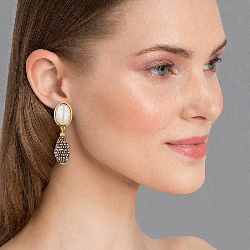 SchwesterSchwester Perlmuttfarbener Ohrstecker mit champagnerfarbenem Glitzer-Tropfen von AmuseToi Black Friday Preise