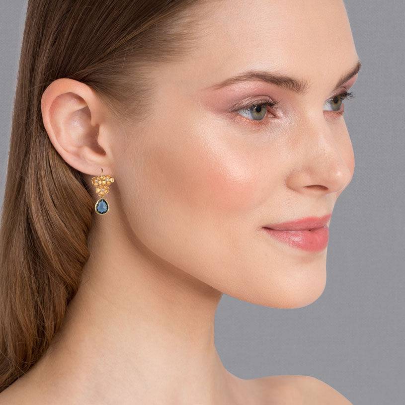SchwesterSchwester Vergoldete Ohrhänger mit drei Blüten und kleinen Tropfen in Nachtblau Flash Sale