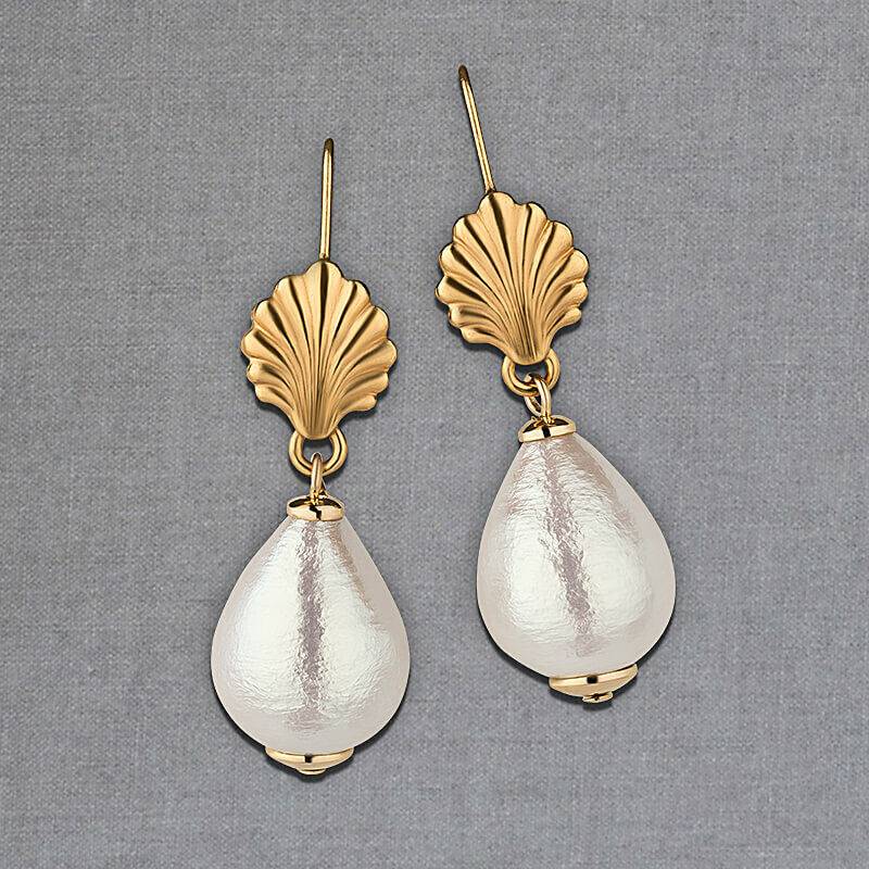 SchwesterSchwester Vergoldete Ohrhänger in Muschelform mit kleinem Baumwolltropfen von AmuseToi Begrenztes Angebot