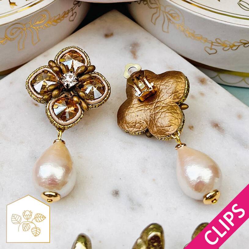 SchwesterSchwester Blüten-Soutache-Ohrclips in Gold und Champagner mit Baumwolltropfen Zeitlich begrenztes Angebot