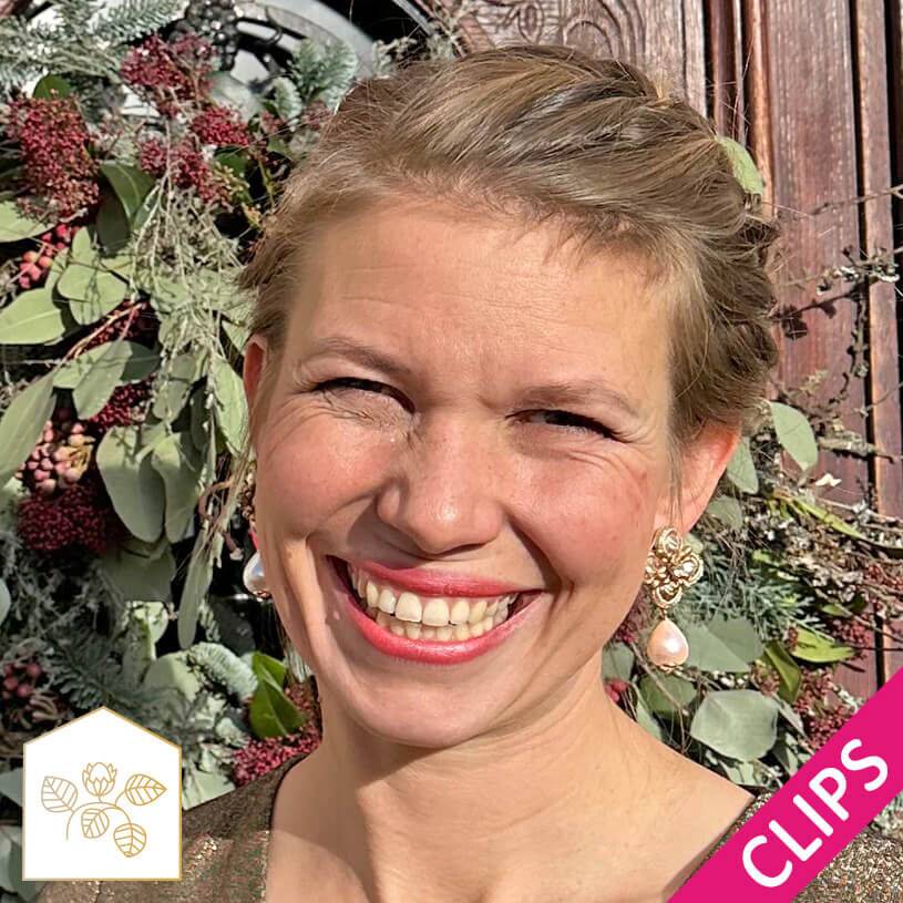 SchwesterSchwester Blüten-Soutache-Ohrclips in Gold und Champagner mit Baumwolltropfen Zeitlich begrenztes Angebot