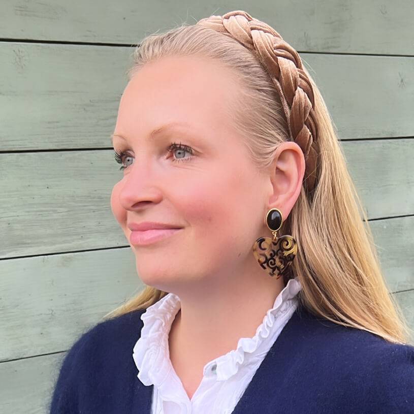 SchwesterSchwester Schöne Herz-Ohrringe mit schwarzen Ohrsteckern und Herz-Ornamenten in Schildpattfarben Günstiger Verkauf