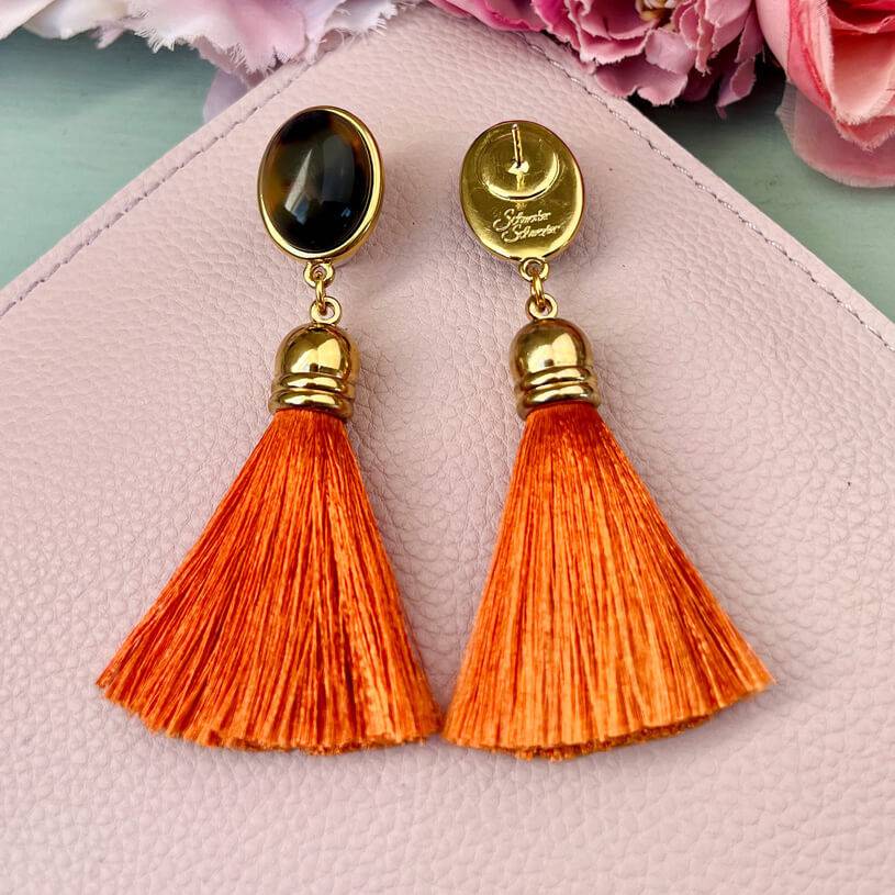SchwesterSchwester Quasten Ohrringe als Ohrstecker in Schildpatt mit Quaste in Orange von AmuseToi Meist gekauft