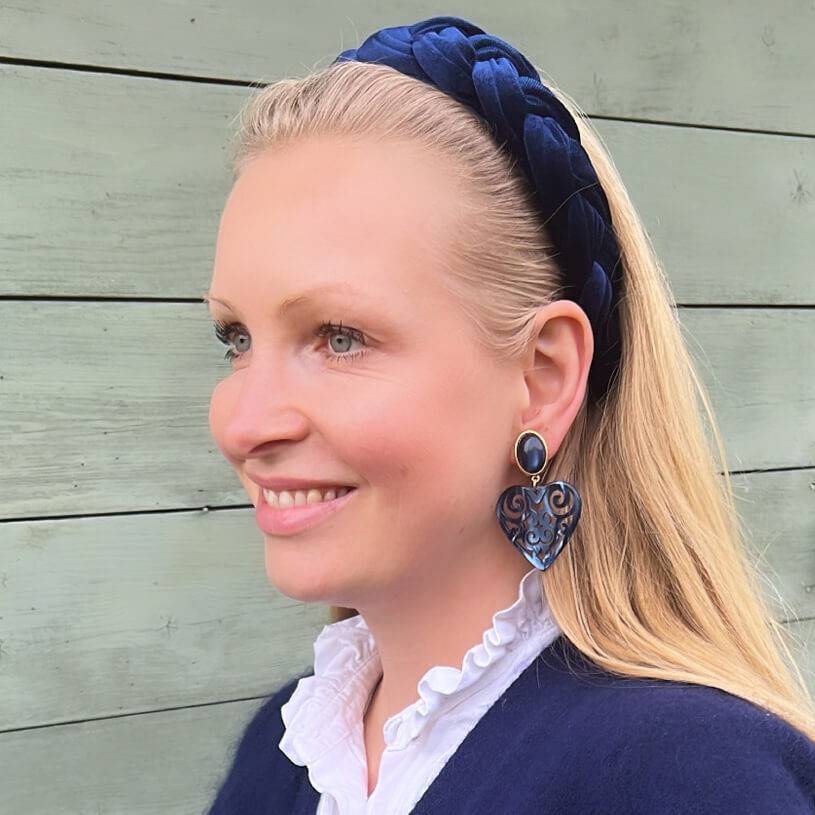 SchwesterSchwester Schöne Herz-Ohrringe mit dunkelblauen Ohrsteckern und schimmernden Herz-Ornamenten von AmuseToi Großer Ausverkauf