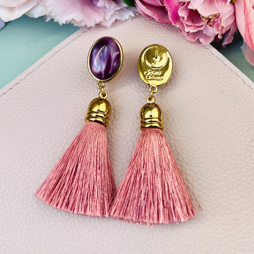 SchwesterSchwester Quasten Ohrringe als Ohrstecker in Amethyst mit Quaste in Puderrosa von AmuseToi Preisnachlass