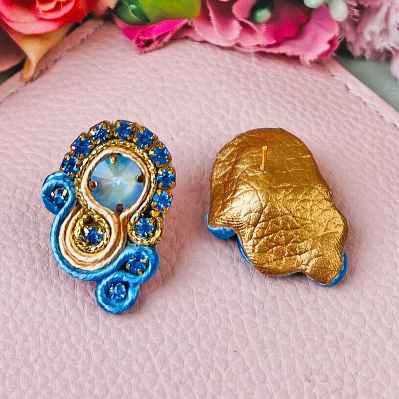SchwesterSchwester Kleine Soutache-Ohrringe in Blautönen und Gold Osterangebot