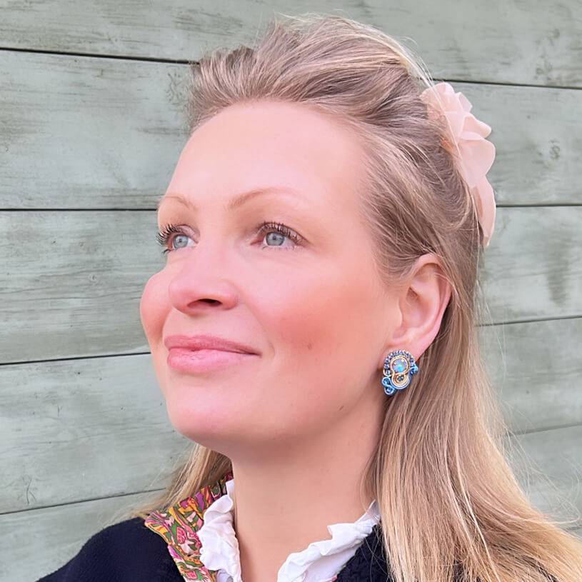 SchwesterSchwester Kleine Soutache-Ohrringe in Blautönen und Gold Osterangebot