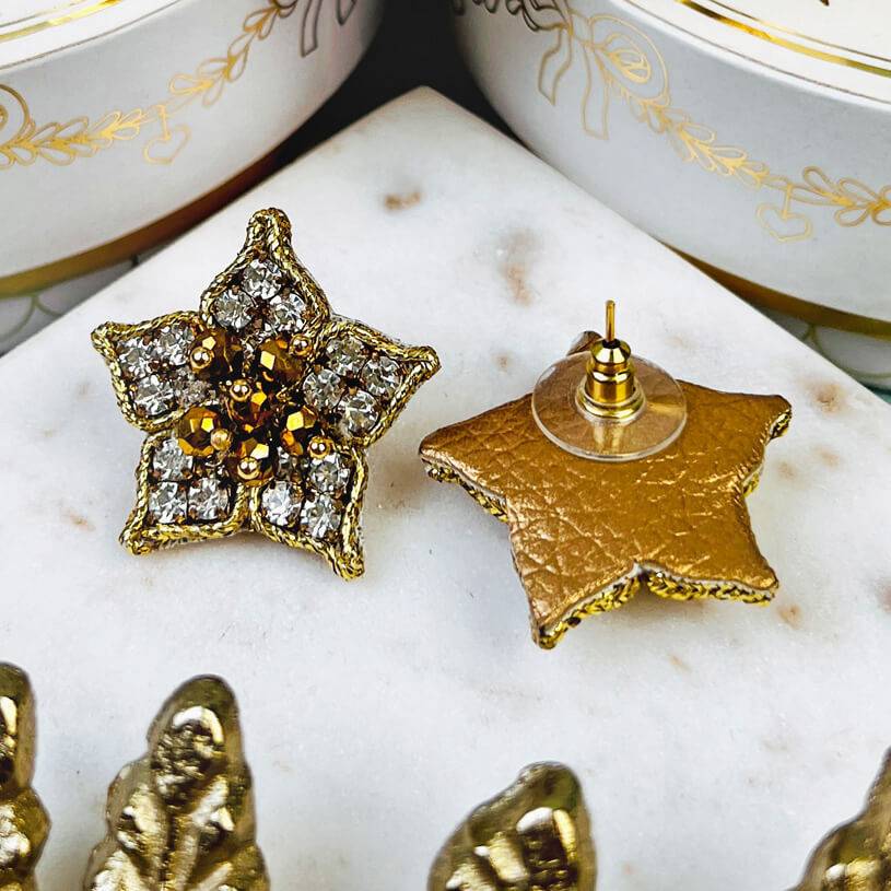 SchwesterSchwester Süße Blumen-Soutache-Ohrringe in Gold Valentinstagsangebot