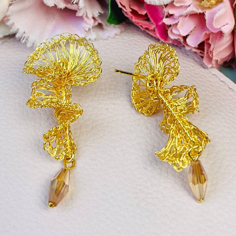 SchwesterSchwester Designer Ohrringe aus goldenen Drähten mit Tropfen Jubiläumsangebot