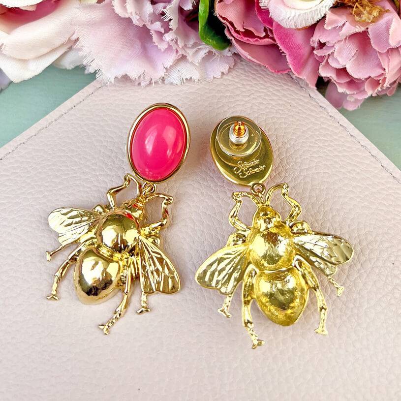 SchwesterSchwester Pinkfarbener Ohrstecker mit goldener Hummel von AmuseToi Bestseller