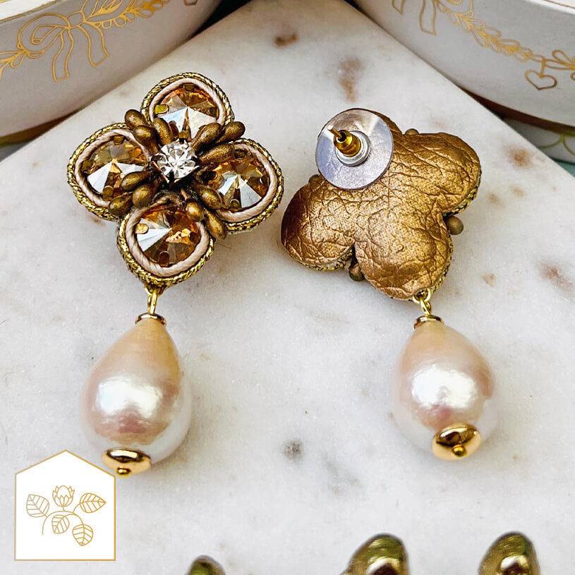 SchwesterSchwester Blüten-Soutache-Ohrstecker in Gold und Champagner mit Baumwolltropfen Saisonale Angebote